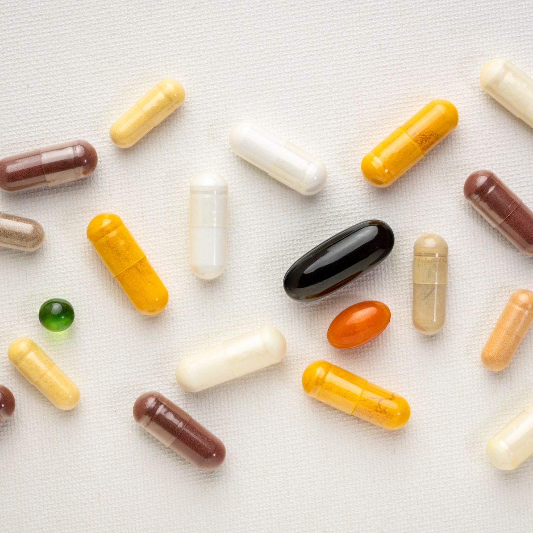 Afbeelding van verschillende pillen en capsules