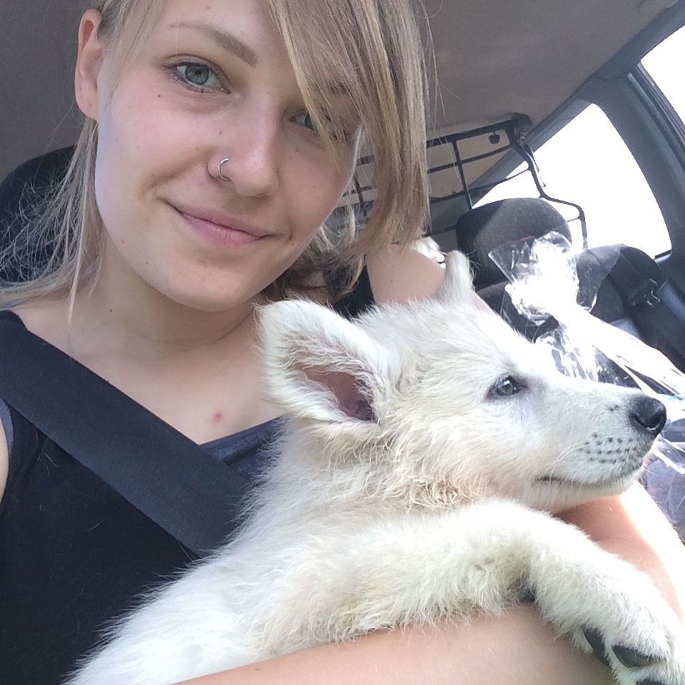Hondengedragscoach Lisse van de Groep met haar witte herder puppy Lewis